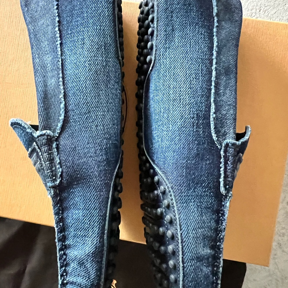 TODS DENIM DRIVING SHOES IN A SIZE 6.5 MENS… 9.5/10 WOMEN’S… NEW WITH BOX.